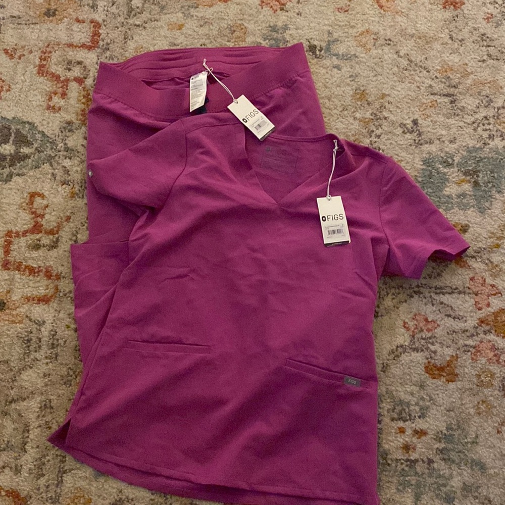 BNWT figs scrubs in Bright Fuscia